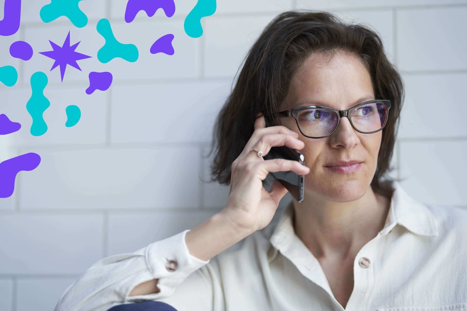 person som pratar i telefon