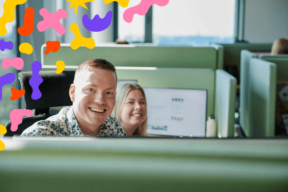 Personer i kontorslandskap som ler