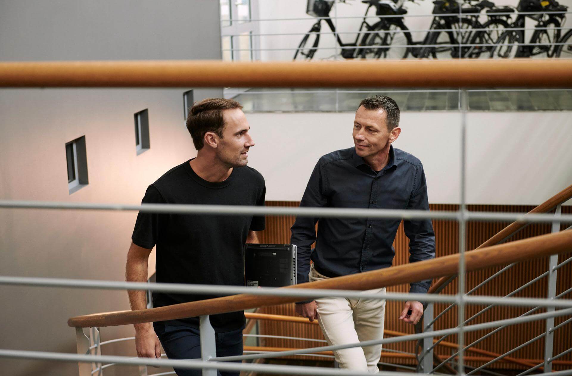 män som går i trappa