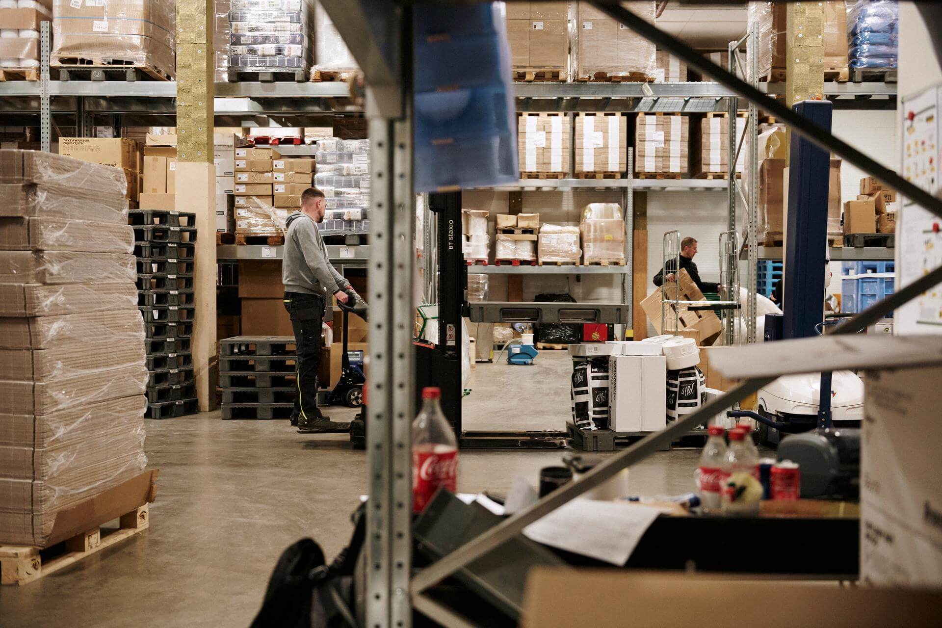 man på truck i lagerlokal