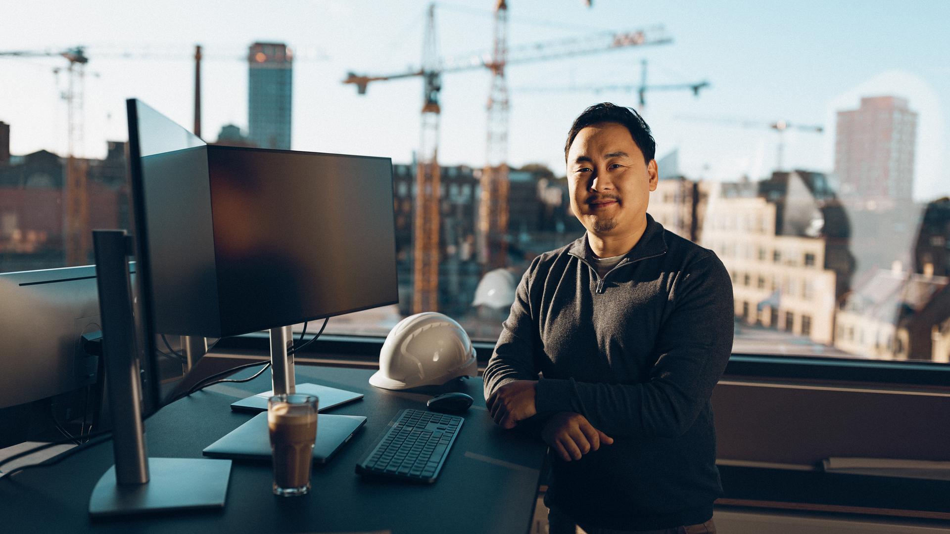 man framför byggarbetsplats