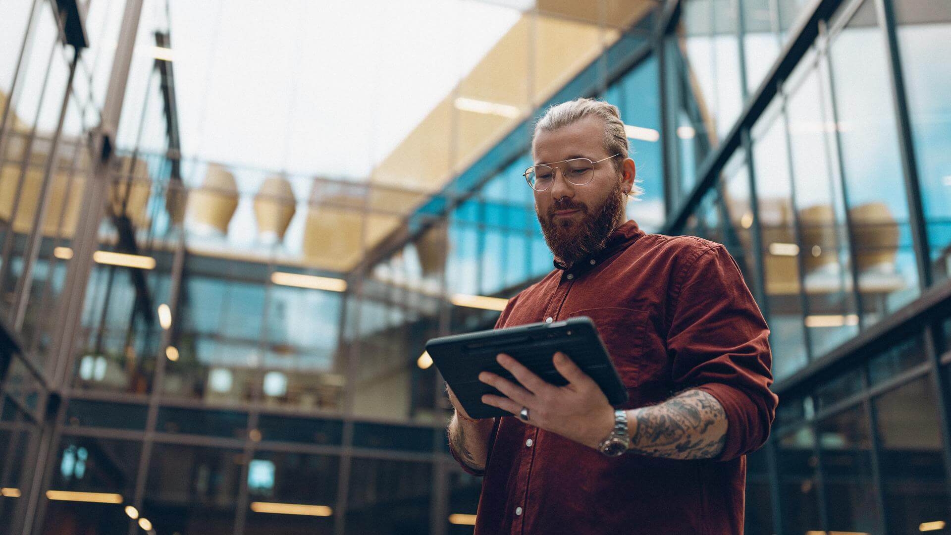 man som håller i ipad